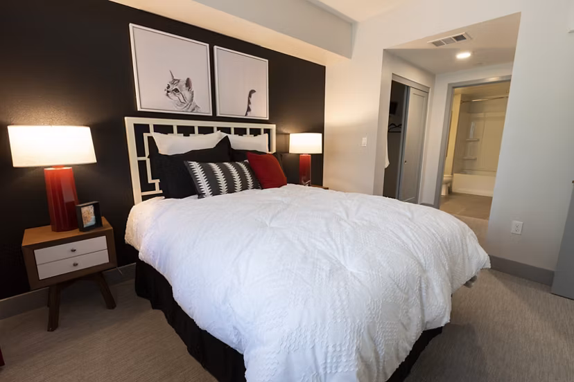 Vaya Apartments: Cozy bedroom with modern furnishings and natural light