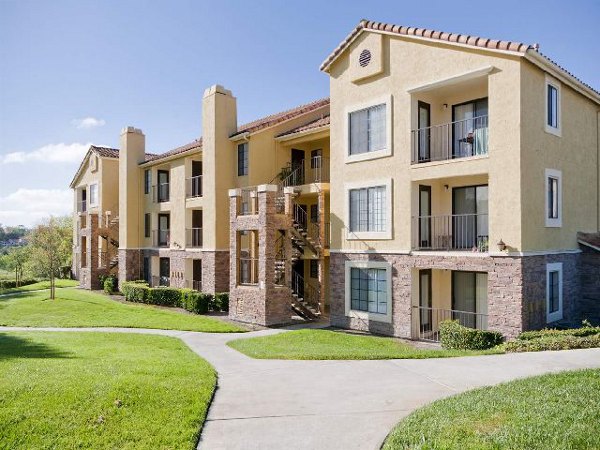 Overlook at Bernardo Heights: Stylish of luxury apartments in a serene San Diego neighborhood