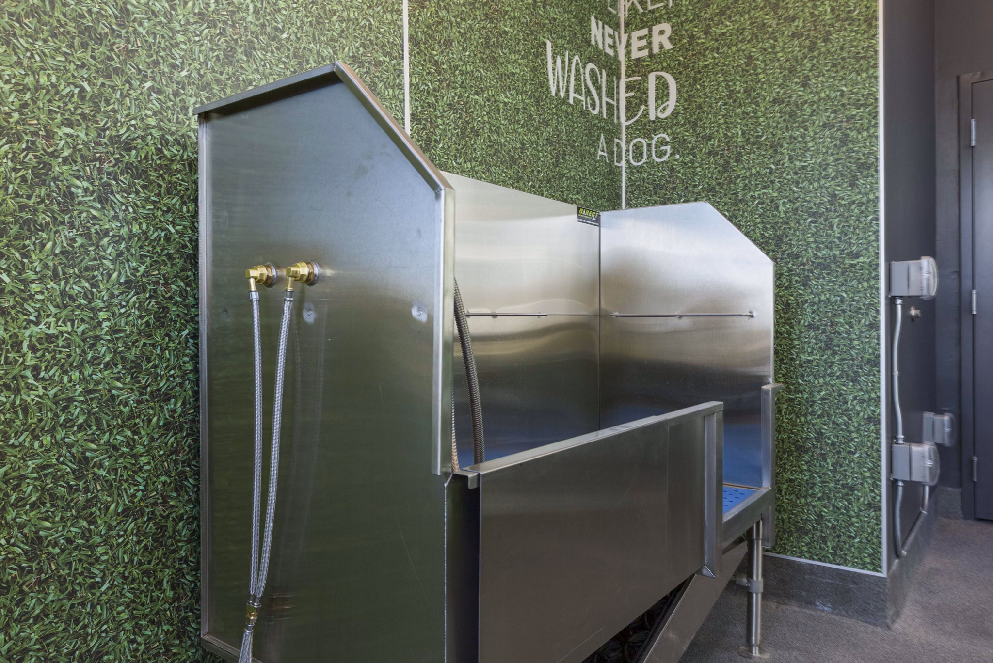 dog wash station at Parc Roundtree Ranch Apartments