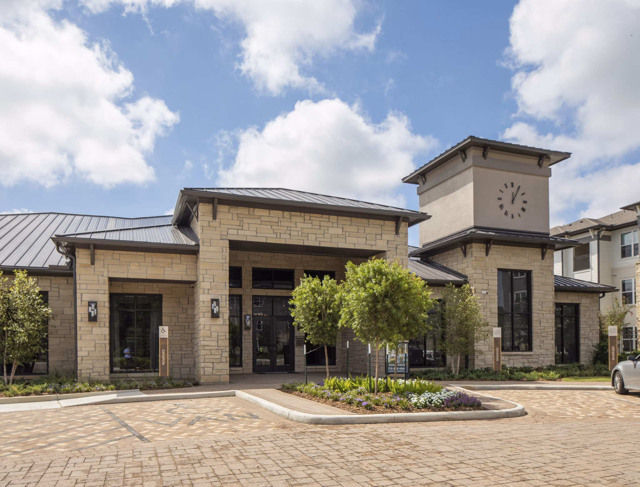 Broadstone Vintage Park: Elegant view of modern luxury apartments in Houston, Texas