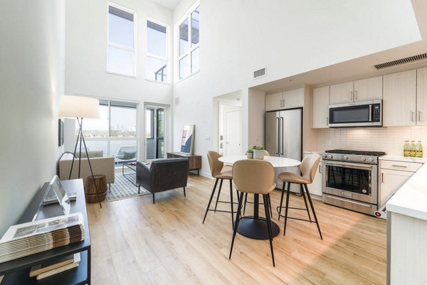 dining area at The Upper Ivy Apartments