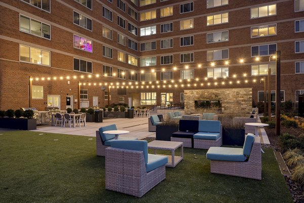 patio/balcony at Potomac Towers Apartments