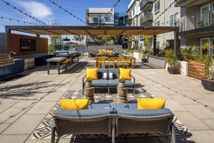 Courtyard with lush landscaping at Garrison Apartments, luxury property offered by Greystar