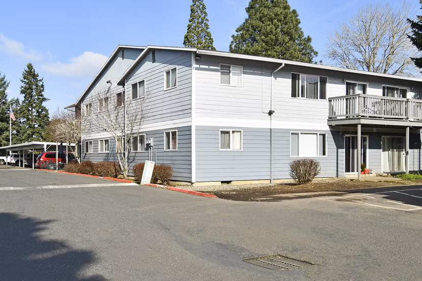 Lake Crest Apartments: Modern view of luxury apartments in a serene setting