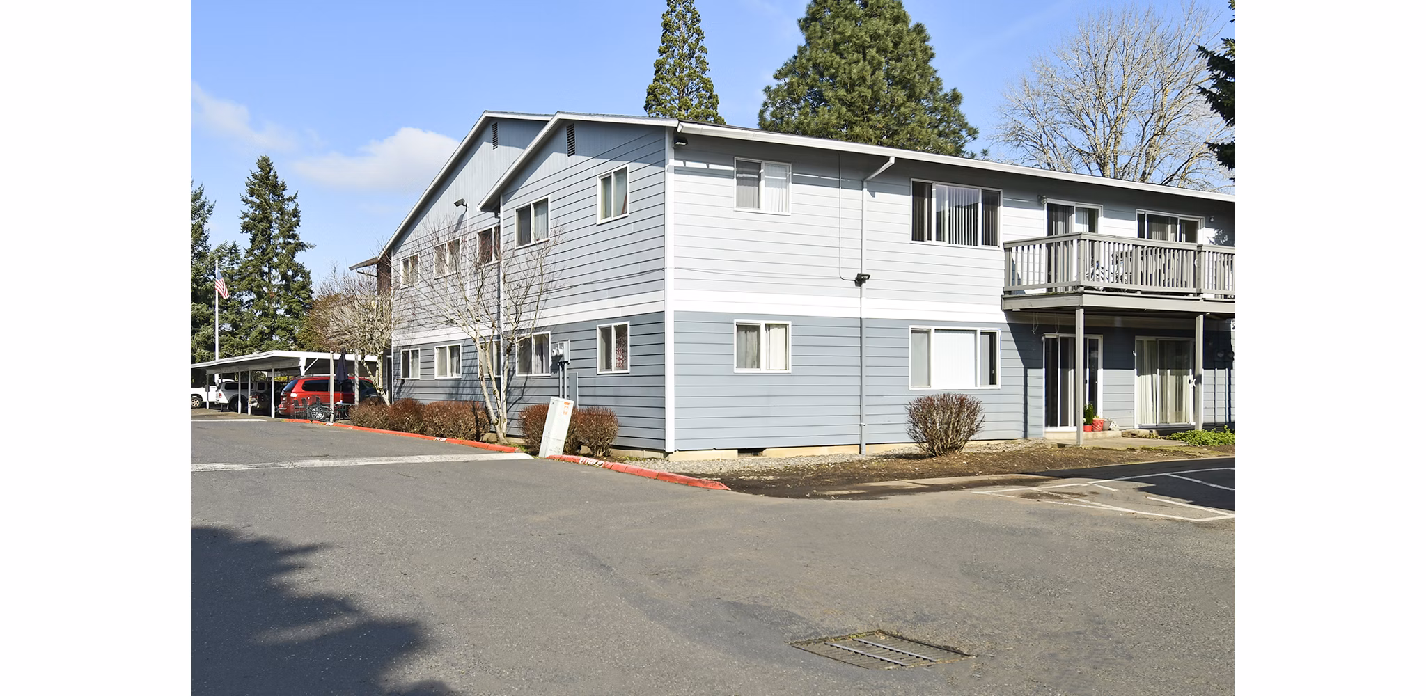 Lake Crest Apartments: Modern view of luxury apartments in a serene setting