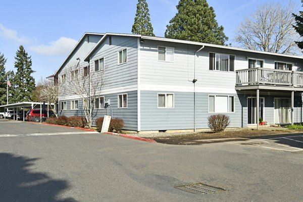 Lake Crest Apartments: Modern view of luxury apartments in a serene setting