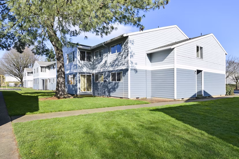 Lake Crest Apartments: Modern luxury apartment in Greystar's Lakewood community