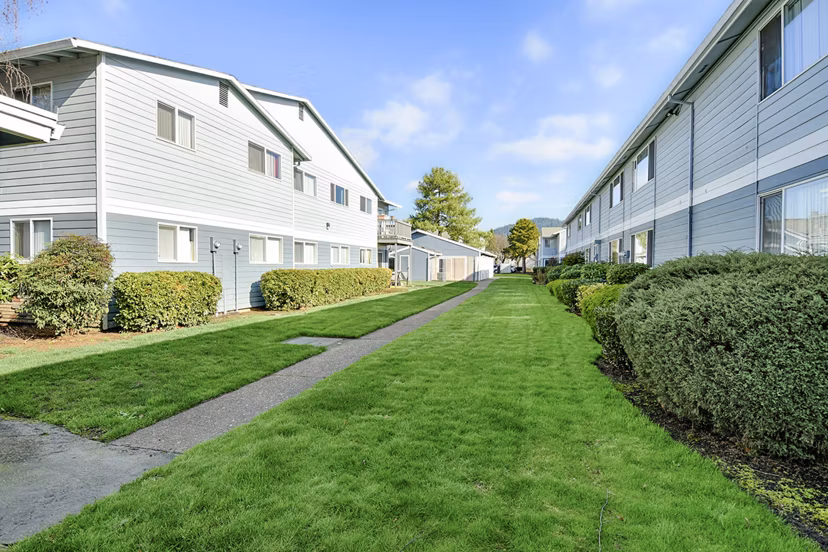 Lake Crest Apartments: Elegant of luxury apartments in urban setting