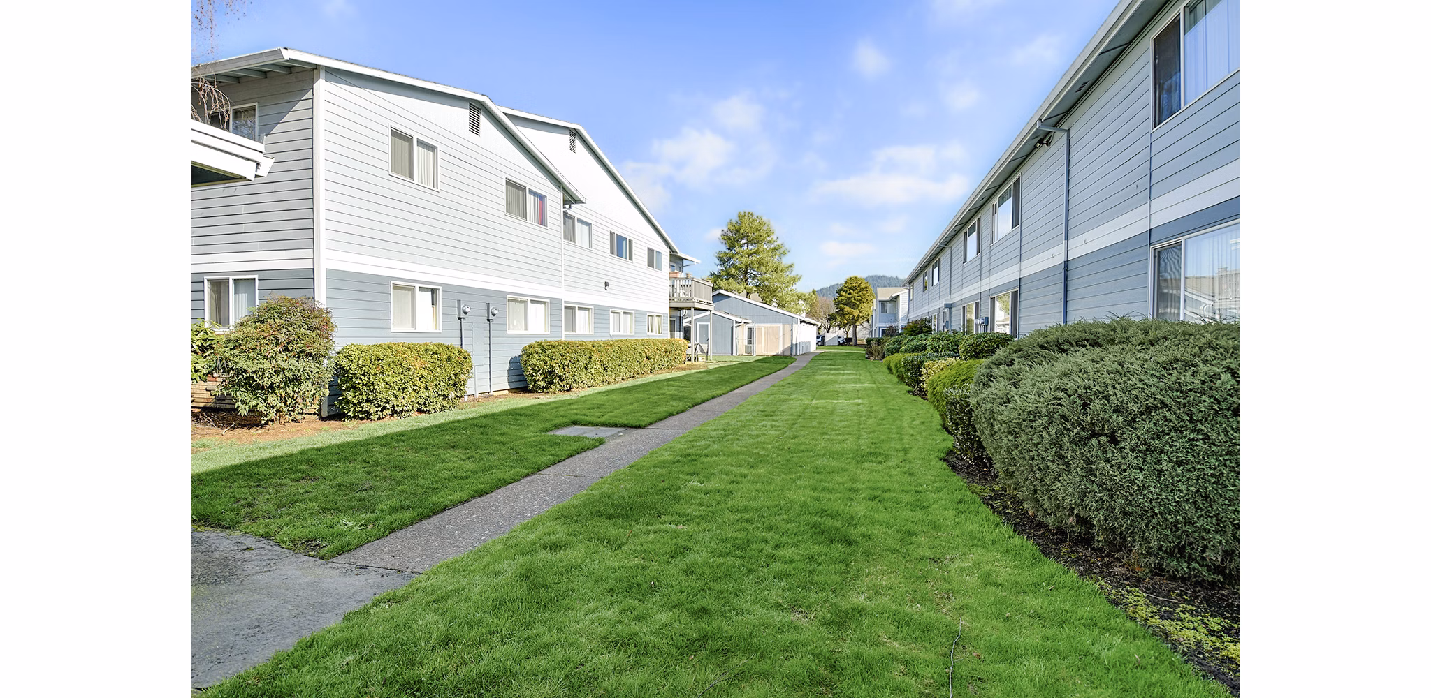 Lake Crest Apartments: Elegant of luxury apartments in urban setting