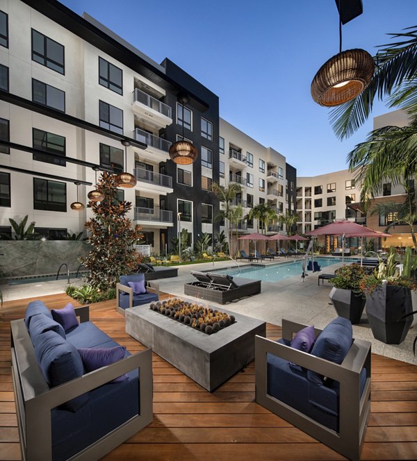 Cameo Apartments: Cozy fire pit area with seating for social gatherings