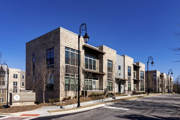 Everleigh Duluth: Upscale luxury apartment with landscaped entrance in suburban Atlanta