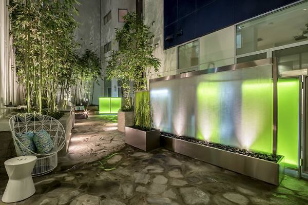 courtyard at Chelsea Santa Monica Apartments