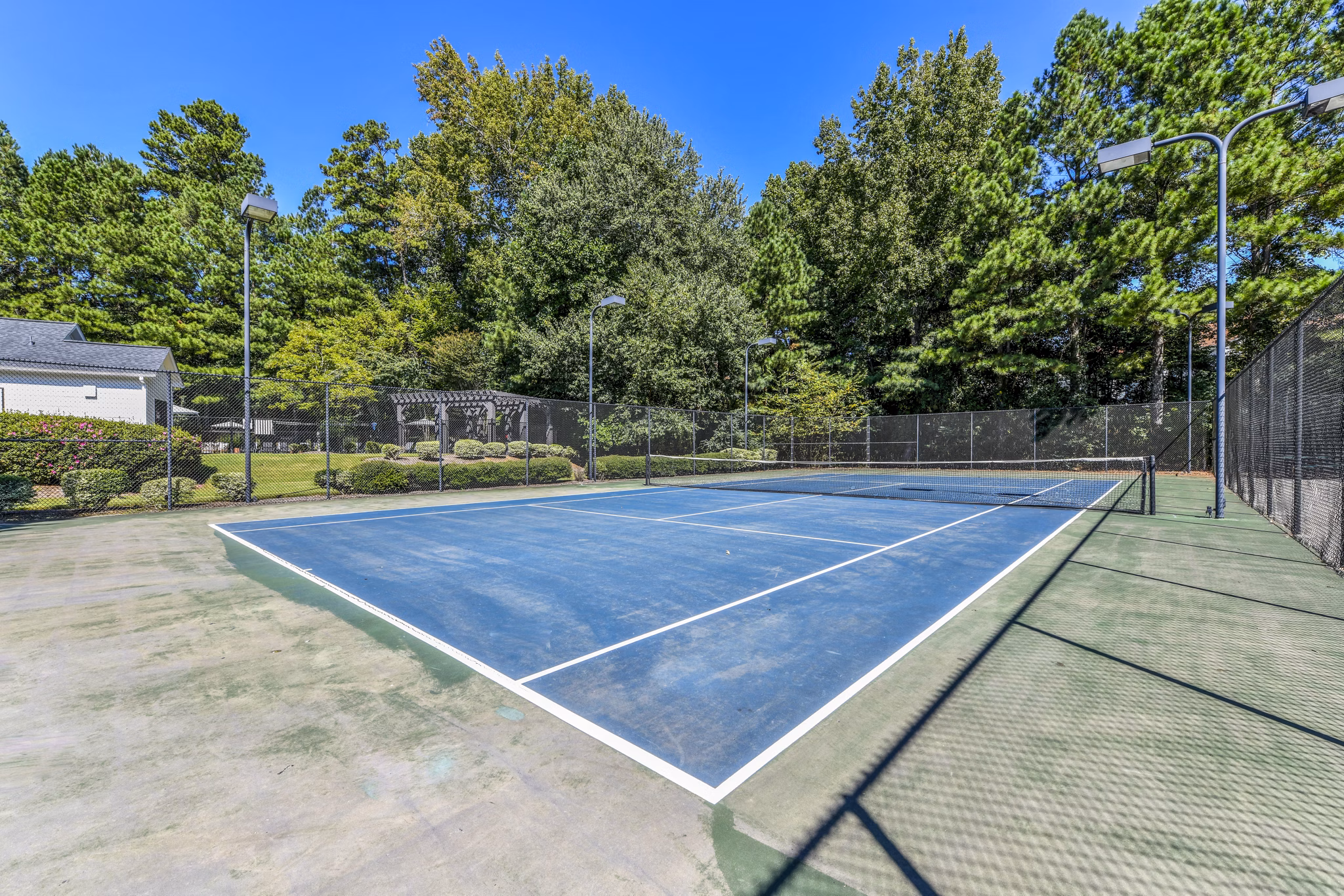 Well-maintained tennis court at Avana Acworth Apartments offering recreational space for residents