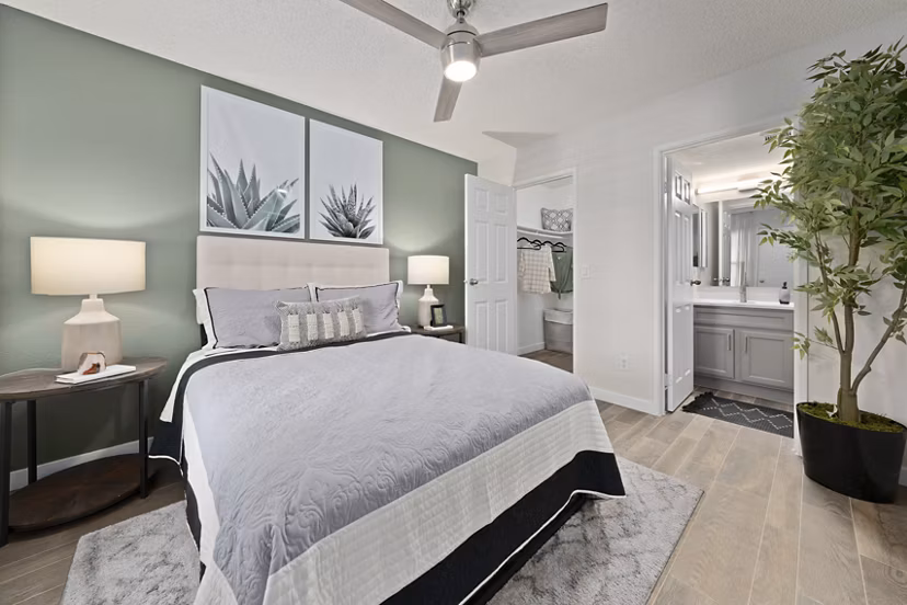 Spacious bedroom with modern furnishings at Solas Glendale Apartments