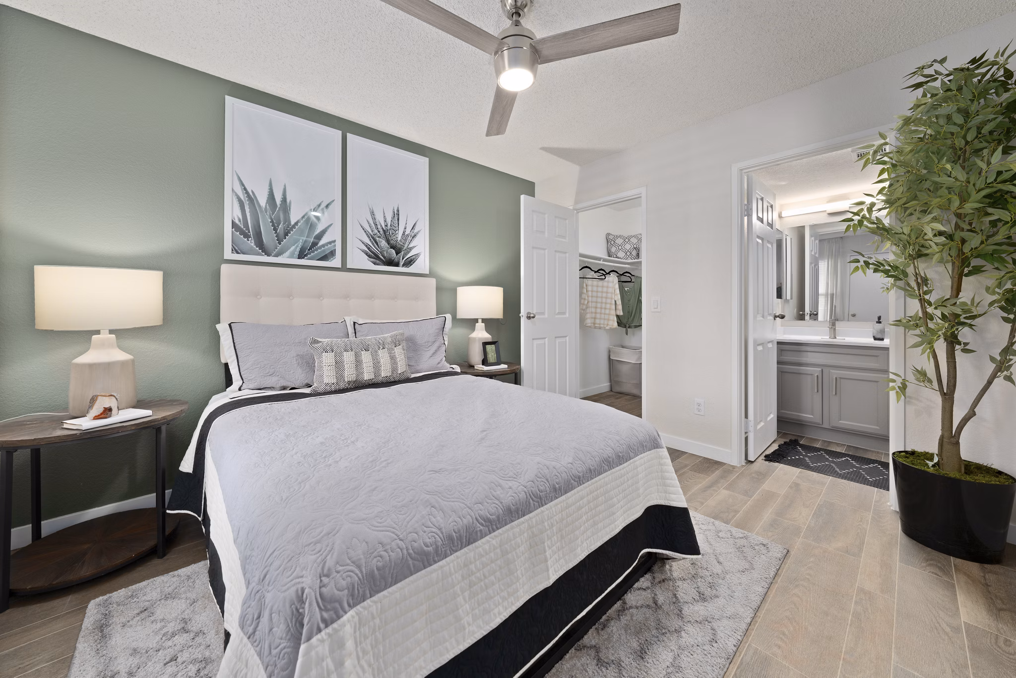 Spacious bedroom with modern furnishings at Solas Glendale Apartments