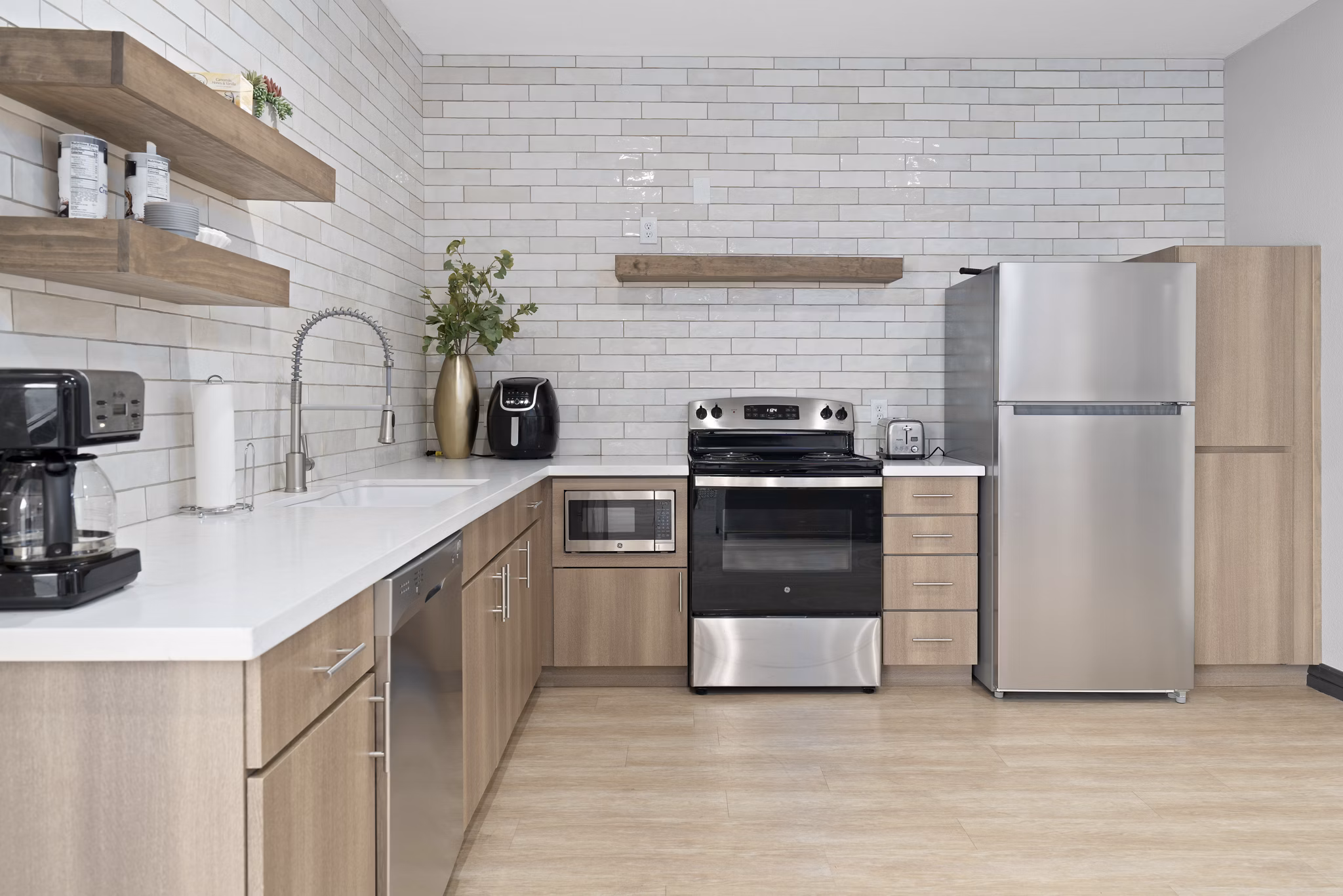 Solas Glendale Apartments: Stylish clubhouse with modern design, luxury seating, and entertainment facilities in Glendale