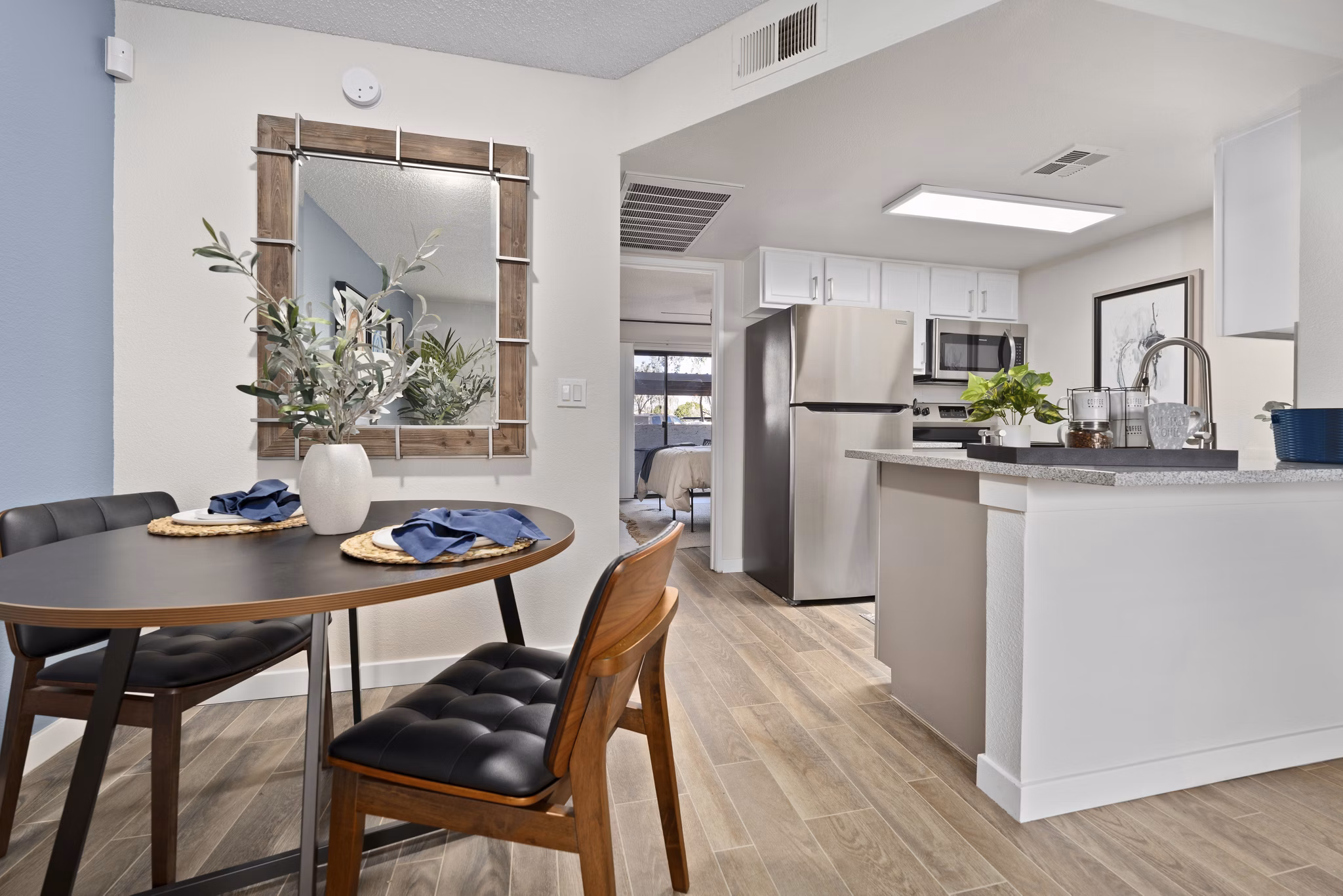 Elegant dining area with modern decor in Solas Glendale Apartments