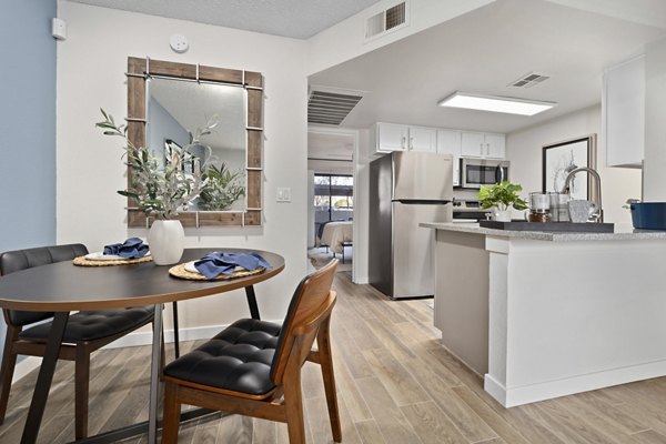 Elegant dining area with modern decor in Solas Glendale Apartments