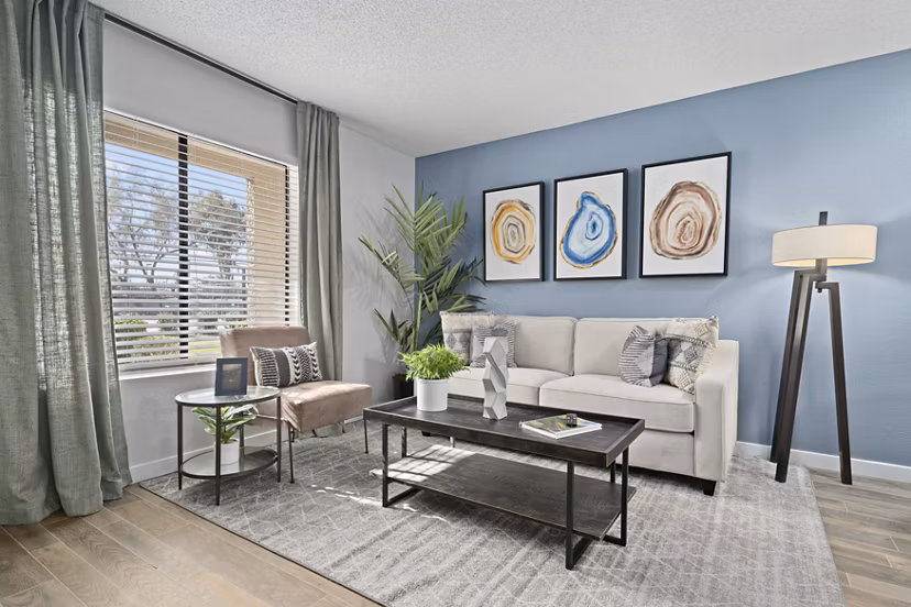 Modern living room with stylish furnishings at Solas Glendale Apartments