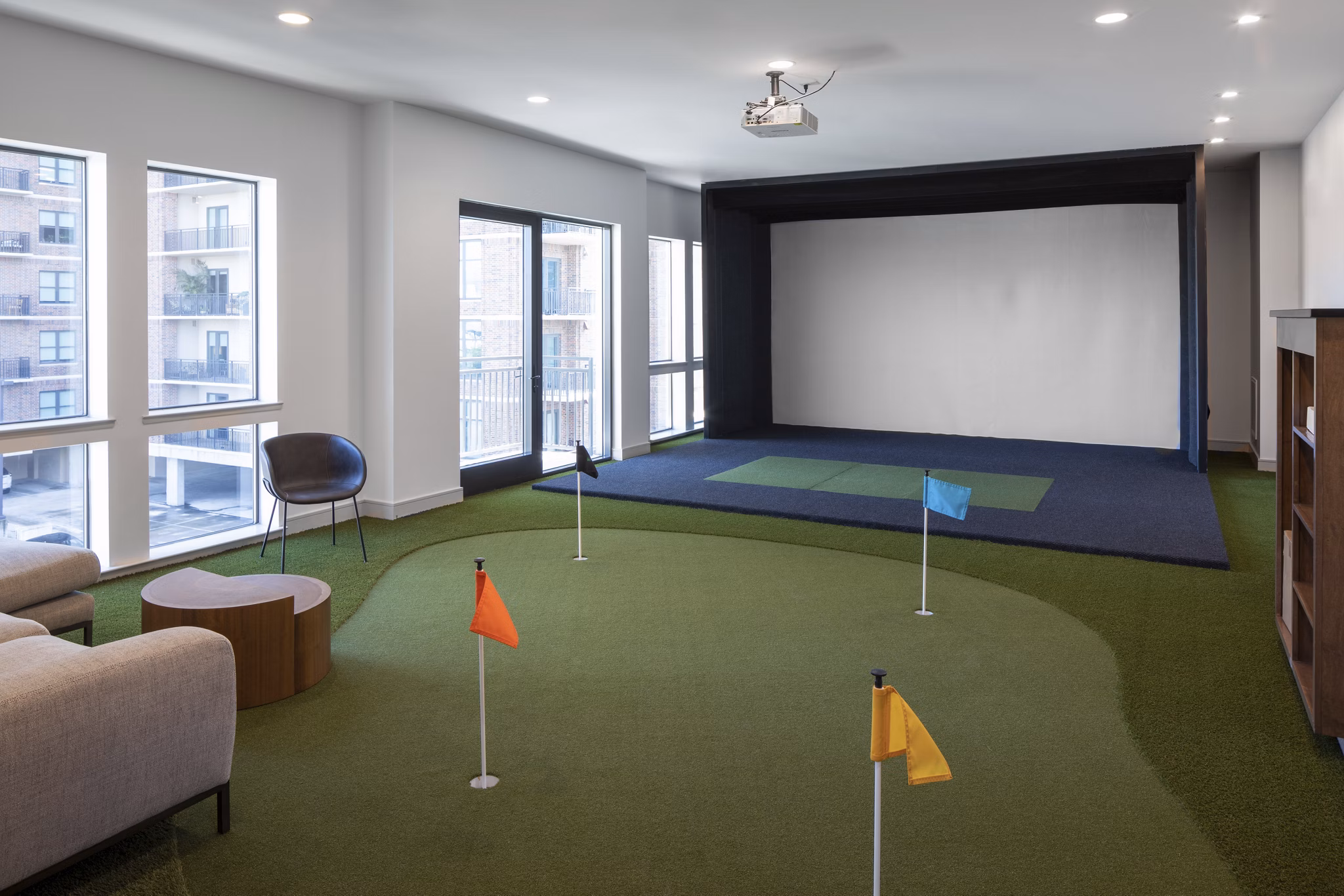 virtual putting green at Chelsea Museum District Apartments