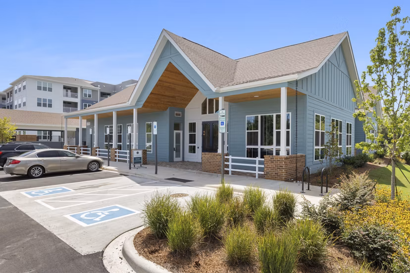 Broadstone Ayrsley Apartments: Elegant modern in vibrant Charlotte neighborhood