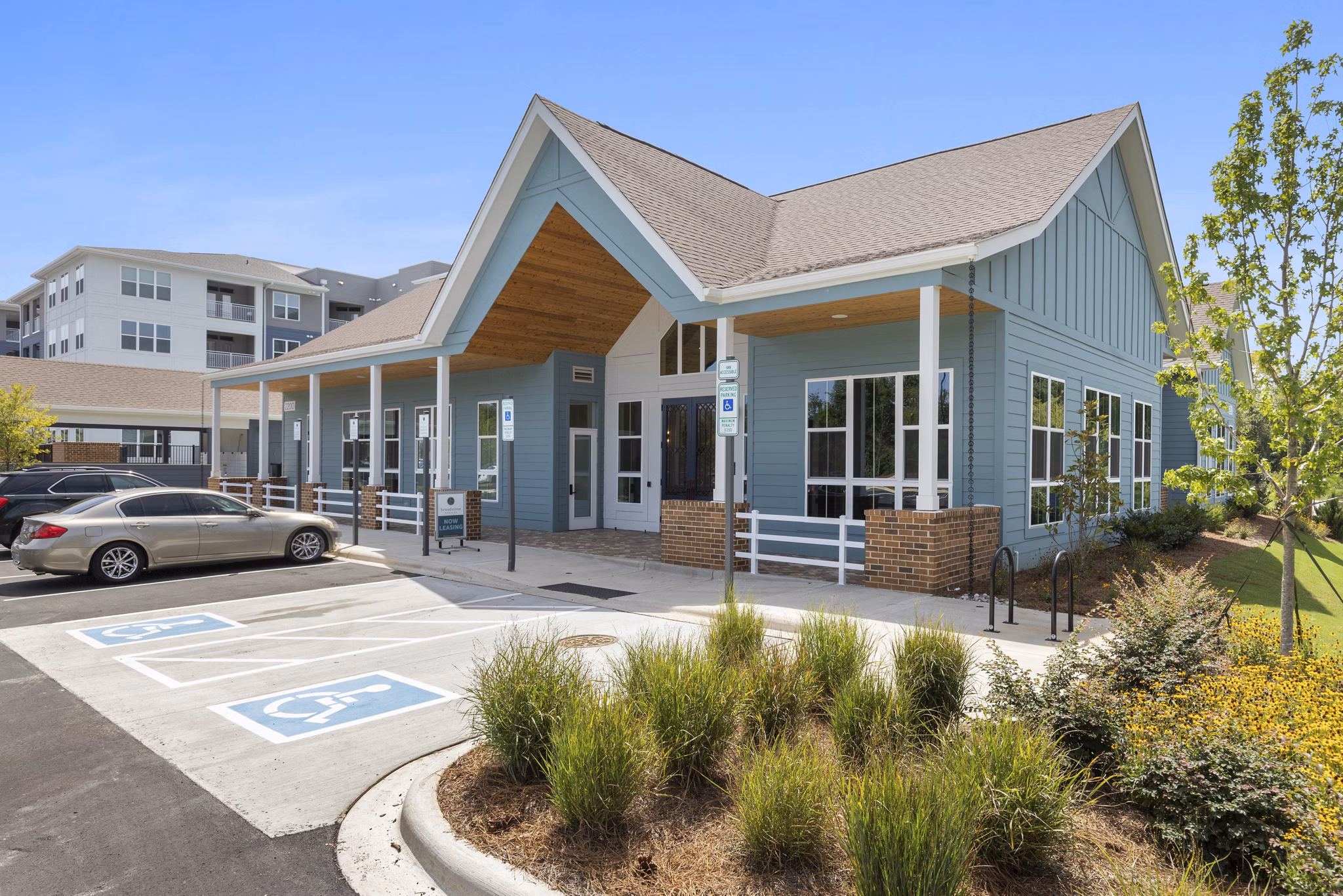 Broadstone Ayrsley Apartments: Elegant modern in vibrant Charlotte neighborhood