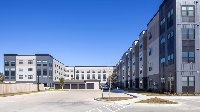 Bellrock Memorial: Elegant apartment building in Houston showcasing modern architecture and lush landscaping