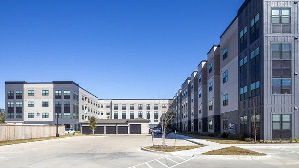 Bellrock Memorial: Elegant apartment building in Houston showcasing modern architecture and lush landscaping
