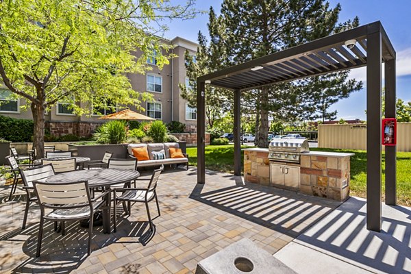 grill area/patio at Colonial Court Apartments