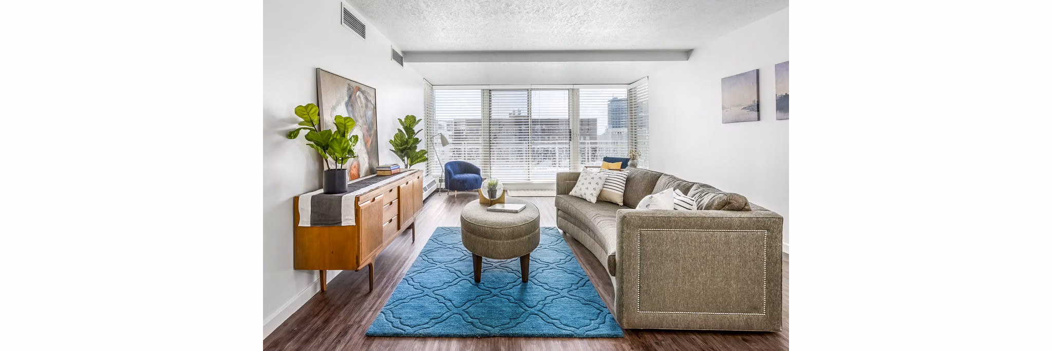 Modern living room with elegant furnishings at Eagle Gate Apartments in luxury community