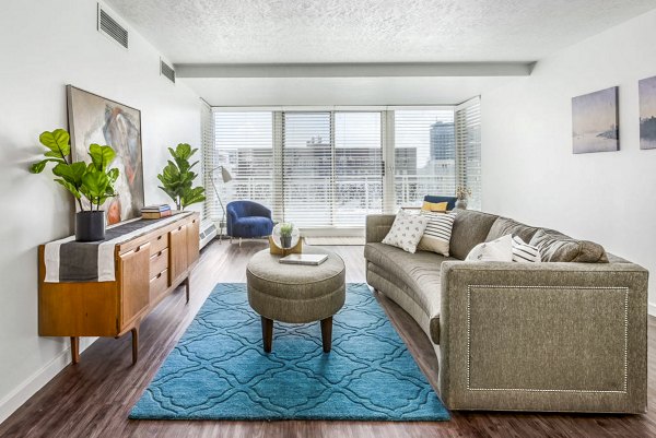 Modern living room with elegant furnishings at Eagle Gate Apartments in luxury community