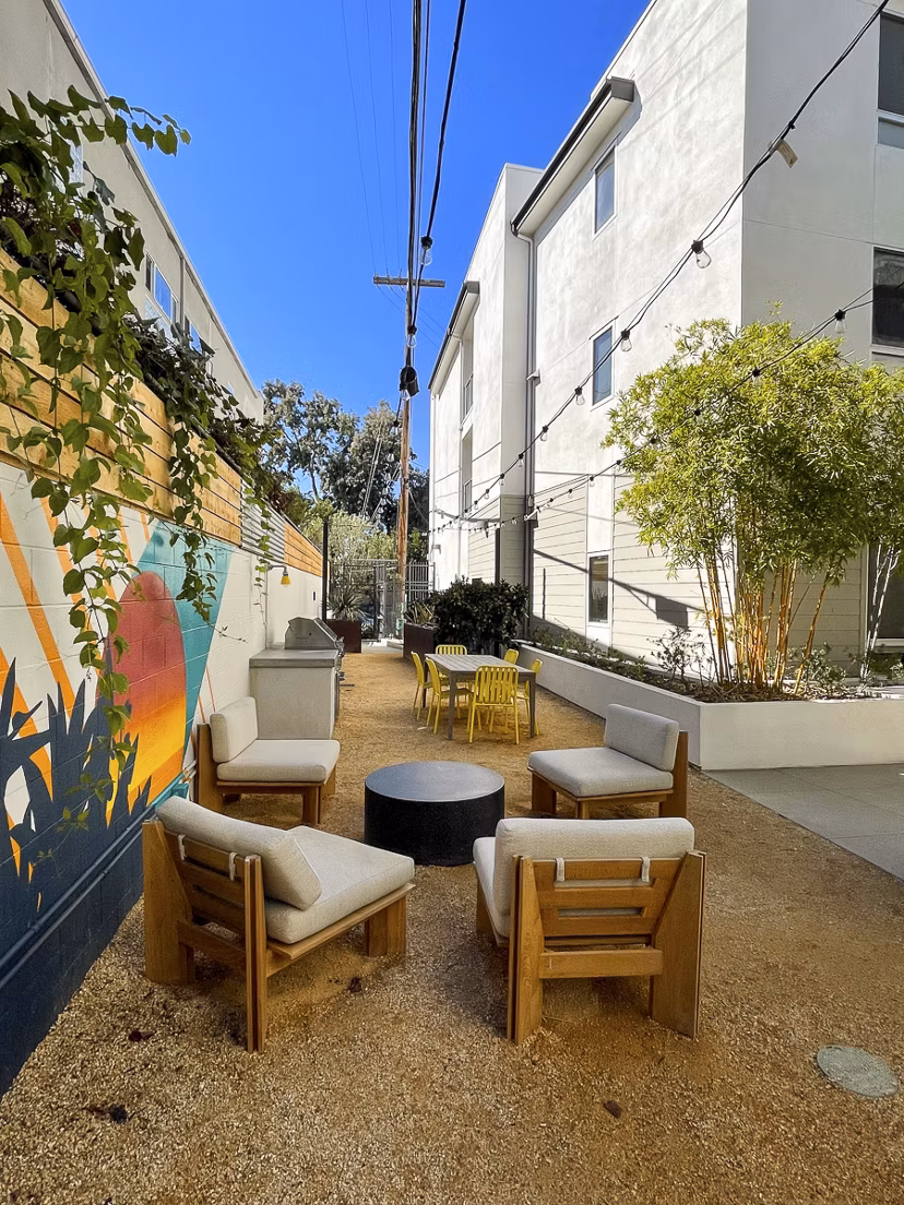 Tranquil courtyard with lush greenery at Venice on Rose Apartments, ideal for relaxation and socializing in a luxurious setting