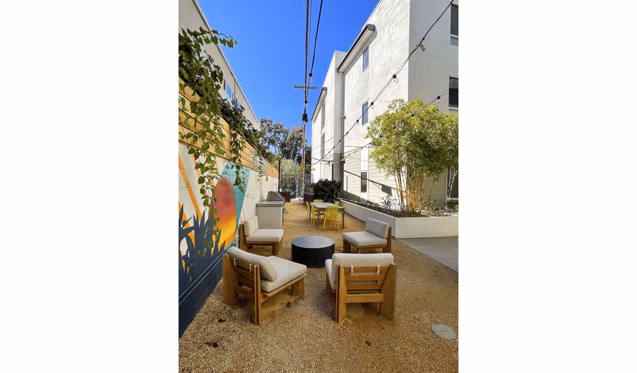 Tranquil courtyard with lush greenery at Venice on Rose Apartments, ideal for relaxation and socializing in a luxurious setting