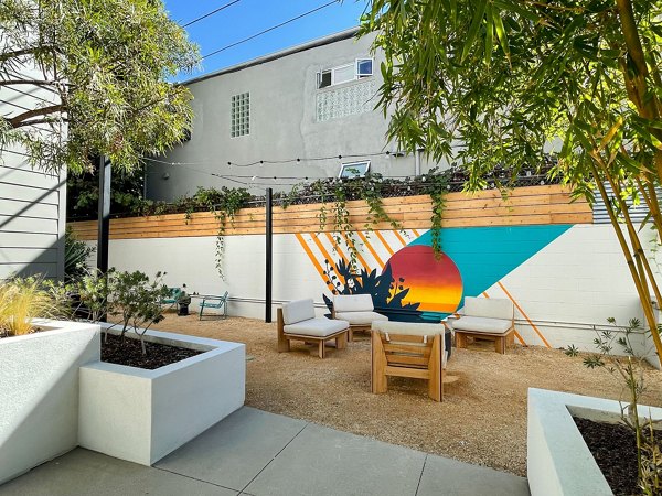 courtyard at Venice on Rose Apartments