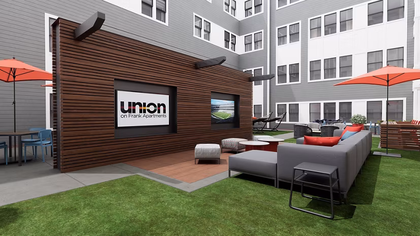 Modern courtyard featuring landscaped gardens at Union on Frank Apartments, a luxury Greystar community