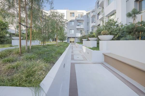 courtyard at Woodley Sara Apartments