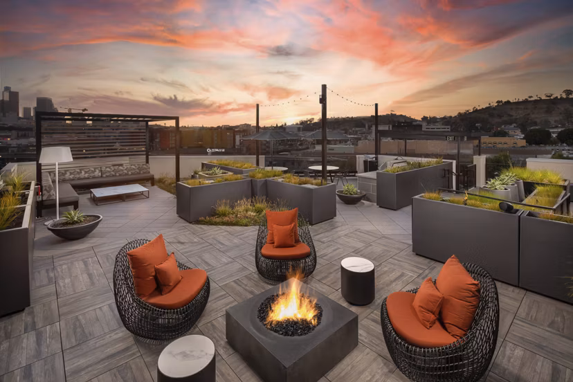 Llewellyn Apartments: Cozy outdoor fire pit area for relaxing evenings