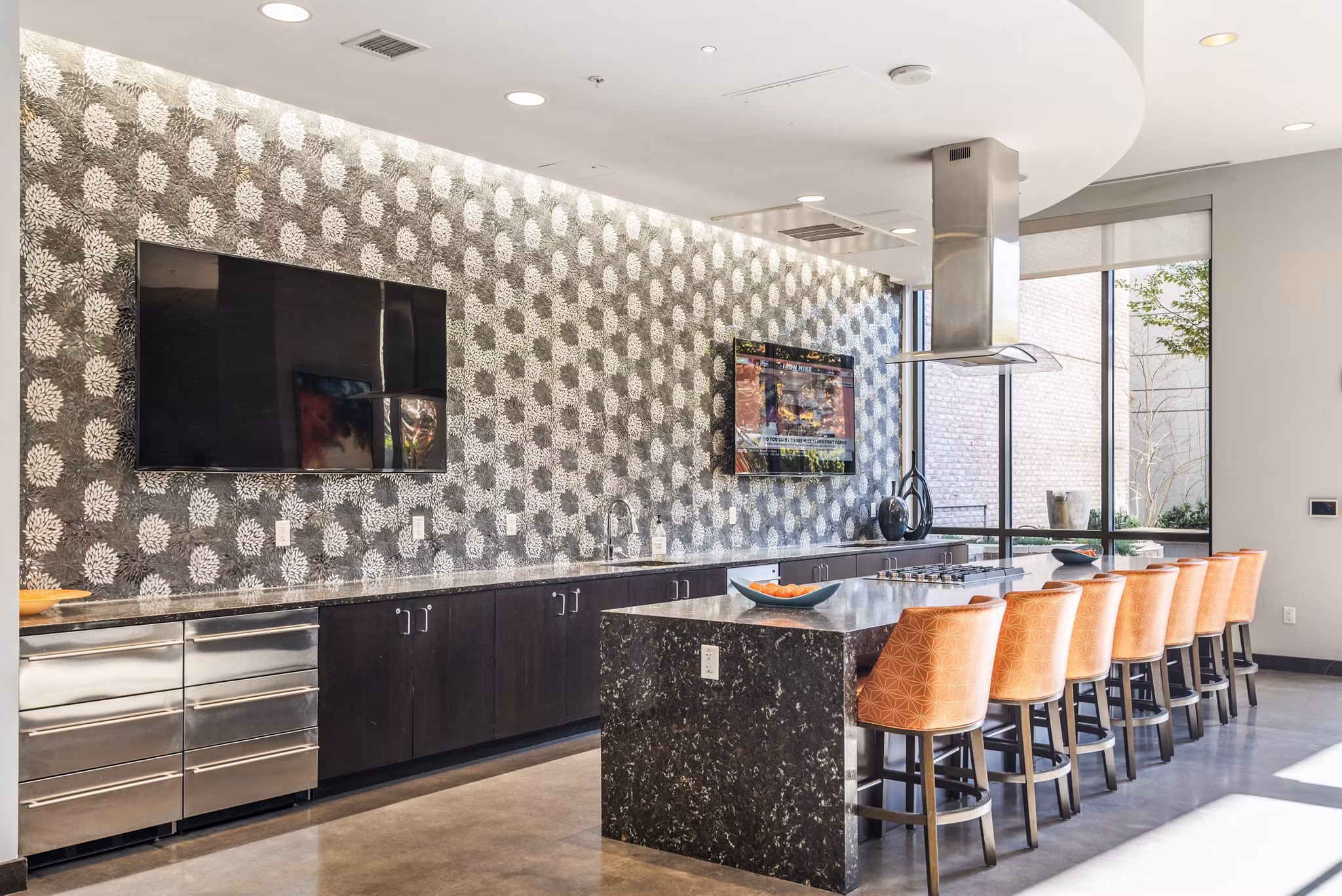Clubhouse featuring modern dÃ©cor and cozy seating at DelRay Tower Apartments