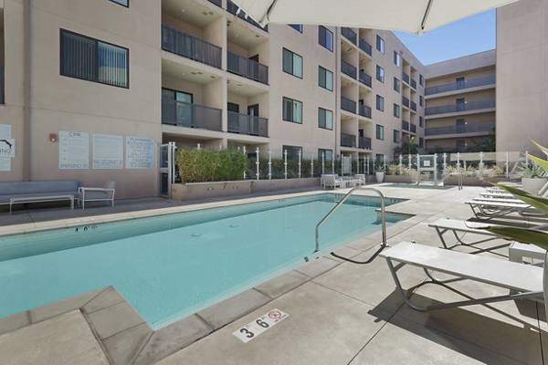 pool at Wilshire Valencia Apartments