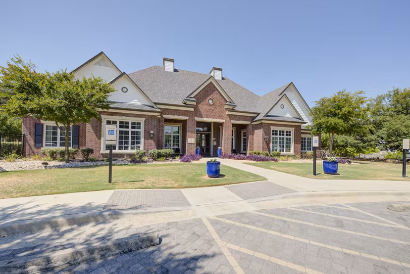 Lone Oak Apartments: Modern luxury apartment in a serene suburban neighborhood