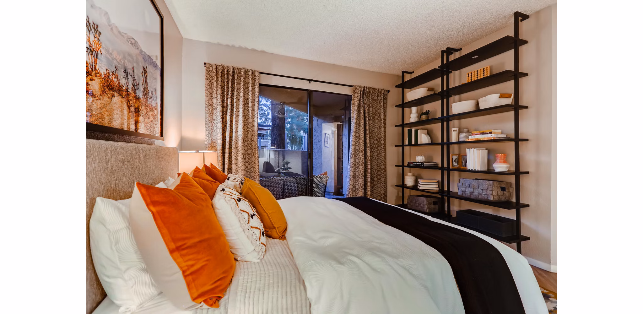Modern bedroom featuring plush bedding and large windows at Espiral Apartments