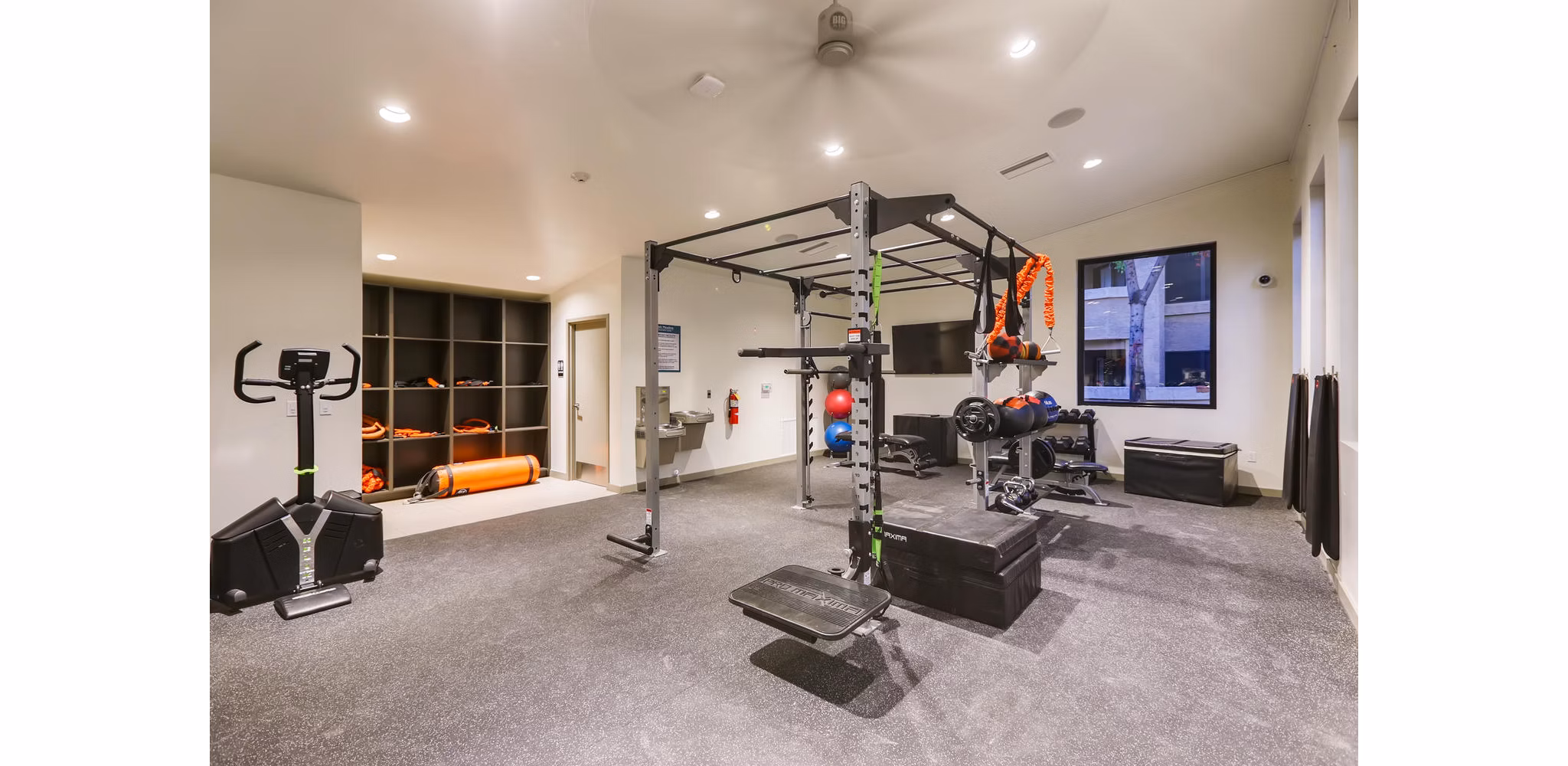 Modern fitness center with state-of-the-art equipment at Espiral Apartments