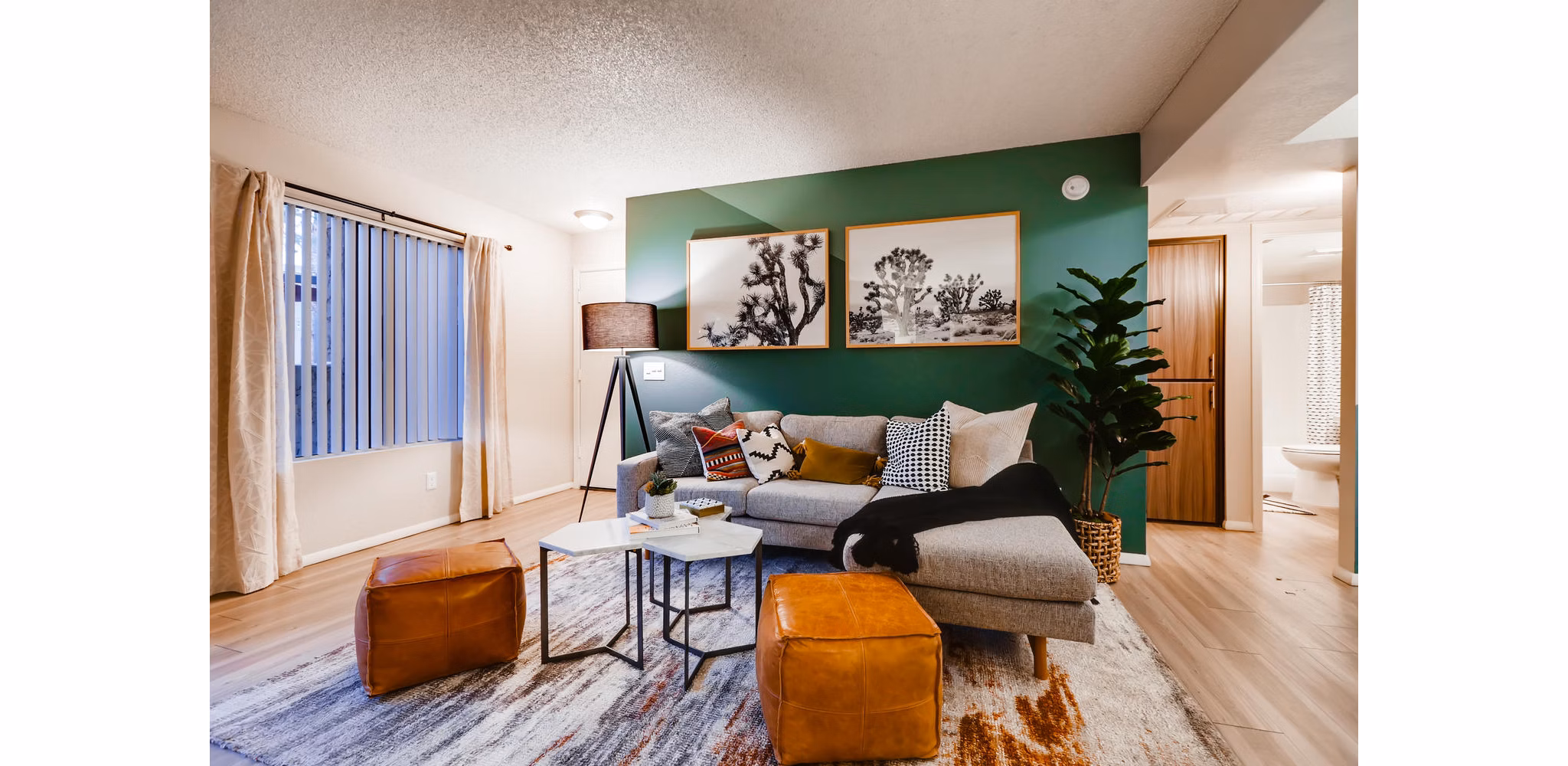 Living room with modern furnishings and stunning city views at Espiral Apartments