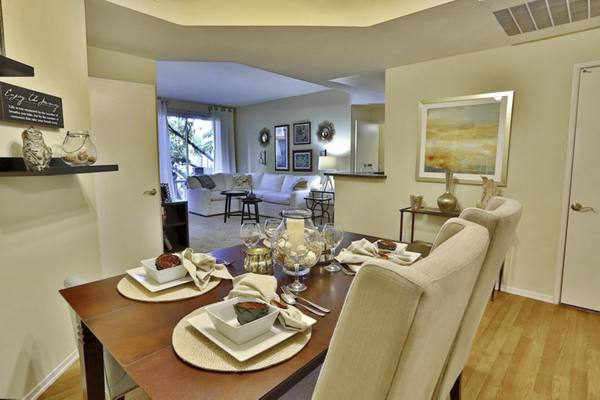 dining area at Norwalk Metropointe Apartments