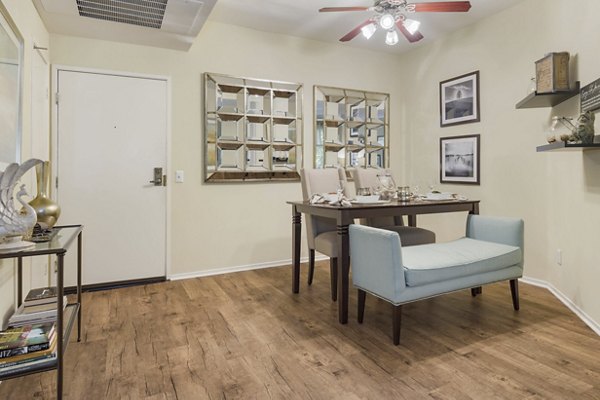 dining area at Norwalk Metropointe Apartments