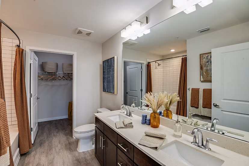 bathroom at Lago Apartments 