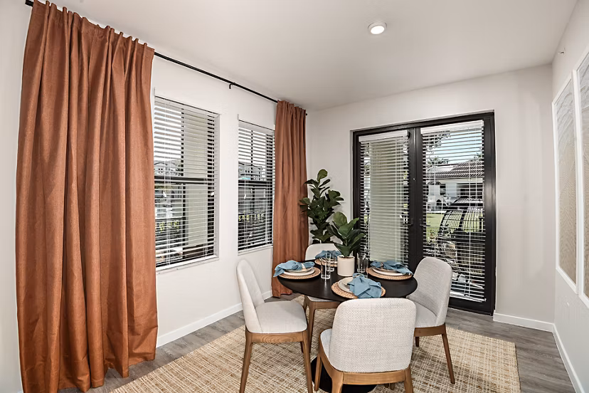 dining room at Lago Apartments