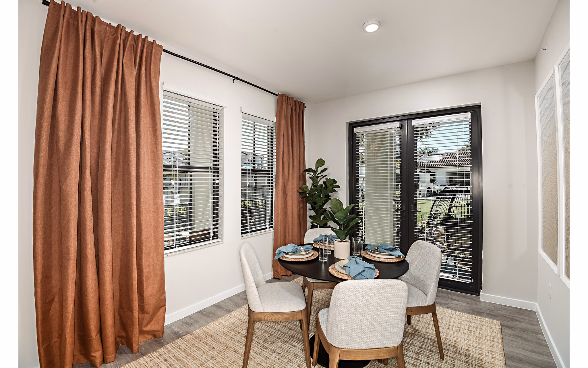 dining room at Lago Apartments