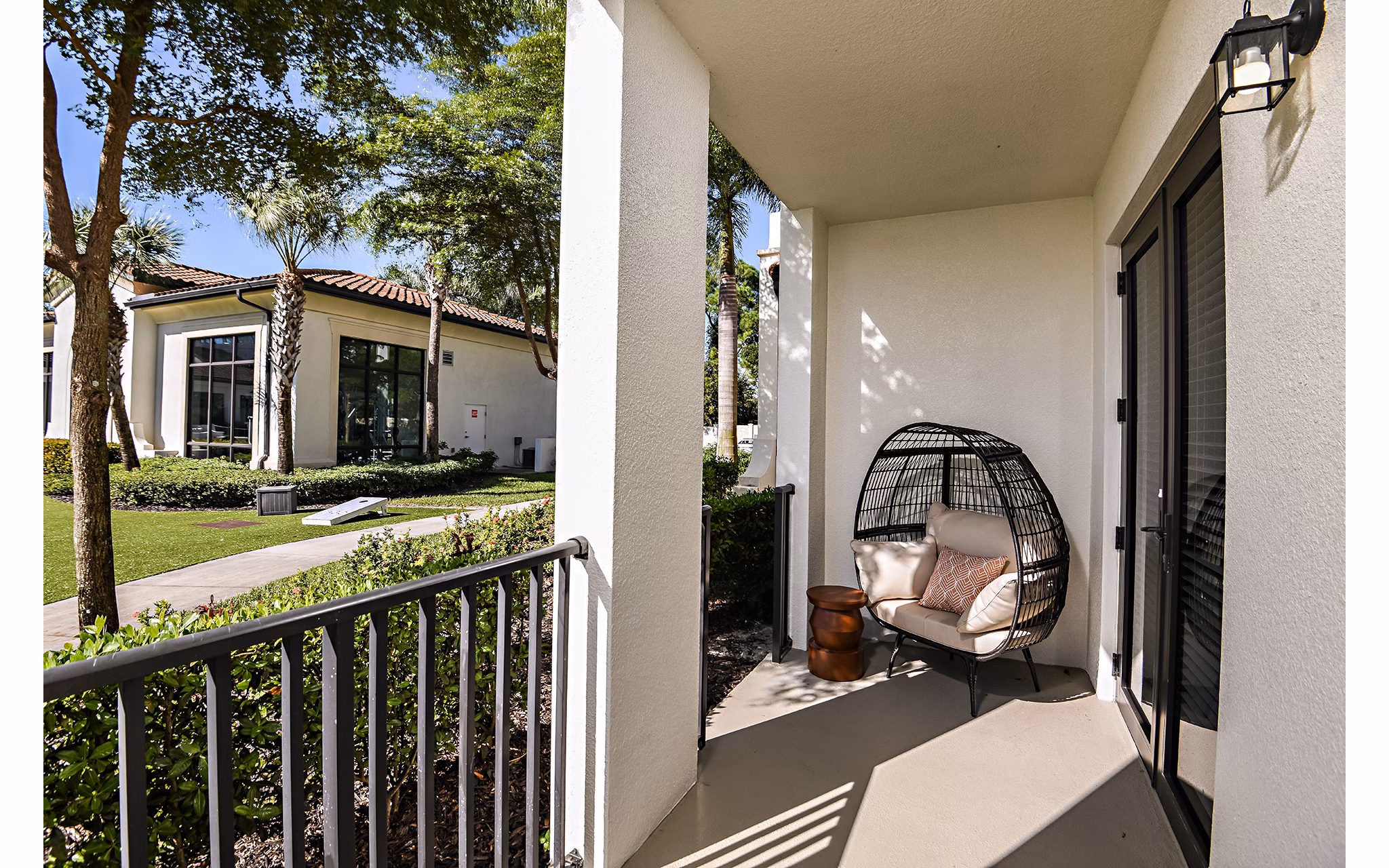 patio at Lago Apartments