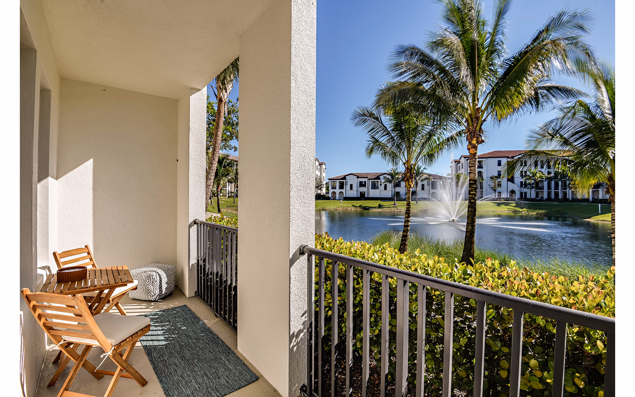 patio at Lago Apartments